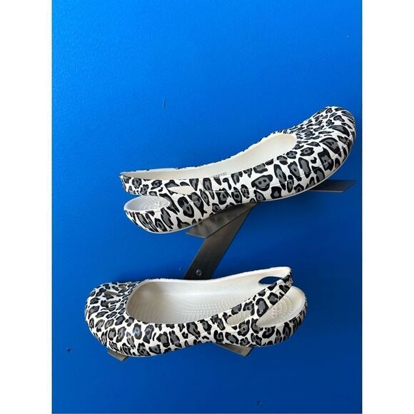 Crocs Womens 9 Snow Leopard Ballet Flat Shoes - Picture 1 of 7